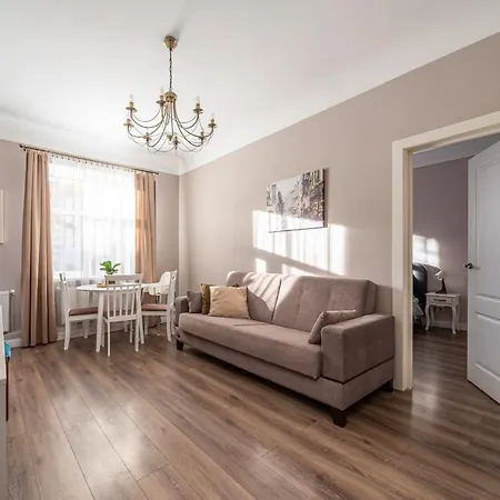 Lejlighed Stylish Latvian Classic 1-bedroom Near Center, Parks & Public Transport Links Riga