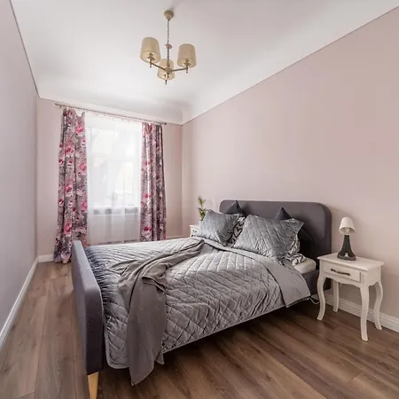 Lejlighed Stylish Latvian Classic 1-bedroom Near Center, Parks & Public Transport Links