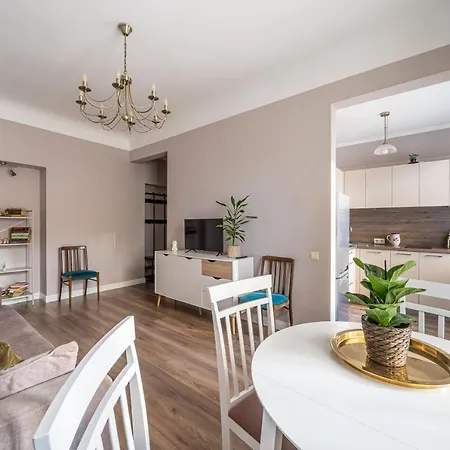 Stylish Latvian Classic 1-bedroom Near Center, Parks & Public Transport Links Lejlighed